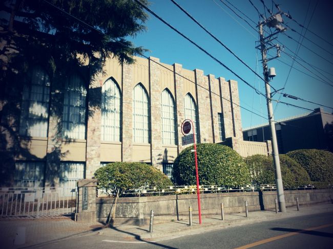 そのまま歩いていくと、左手にフェリス女学院が。<br />言わずとしれたお嬢様学校です。<br />何と警備員っぽいおじさんが入ました\(◎o◎)／<br /><br />うちの学校なんて入り放題だったけど。。。