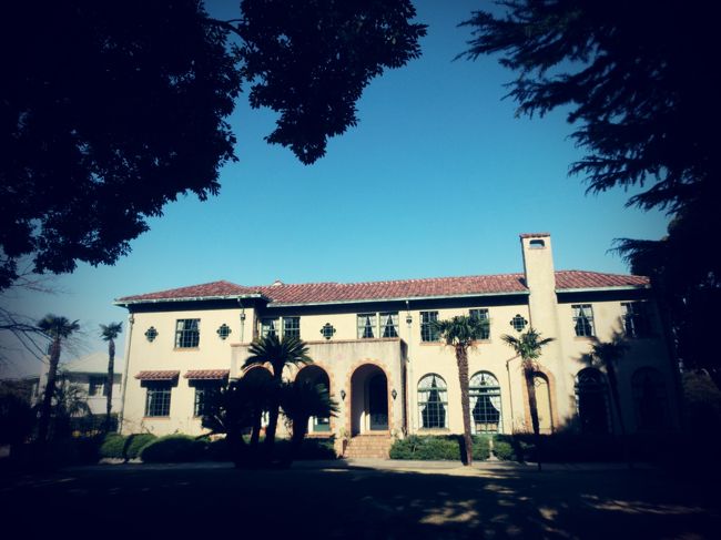 ベーリックホール正面<br /><br />公式ＨＰより<br />べーリック・ホール(旧ベリック邸)は、イギリス人貿易商B.R.ベリック氏の邸宅として、昭和5(1930)年に設計されました。第二次世界大戦前まで住宅として使用された後、昭和31(1956)年に遺族より宗教法人カトリック・マリア会に寄付され、平成12(2000)年まで、セント・ジョセフ・インターナショナル・スクールの寄宿舎として使用されていました。 現存する戦前の山手外国人住宅の中では最大規模の建物で、設計したのはアメリカ人建築家J.H.モーガンです。モーガンは山手111番館や山手聖公会、根岸競馬場など数多くの建築を残しています。600坪の敷地に立つべーリック・ホールは、スパニッシュスタイルを基調とし、外観は玄関の3連アーチや、イスラム様式の流れをくむクワットレフォイルと呼ばれる小窓、瓦屋根をもつ煙突など多彩な装飾をつけています。内部も、広いリビングやパームルーム、和風の食堂、白と黒のタイル張りの床、玄関や階段のアイアンワーク、また子息の部屋の壁はフレスコ技法を用いて復元されているなど、建築学的にも価値のある建物です。 平成13(2001)年横浜市は、建物が所在する用地を元町公園の拡張区域として買収するとともに、建物については宗教法人カトリック・マリア会から寄付を受け、復元・改修等の工事を経て、平成14(2002)年から建物と庭園を公開しています。