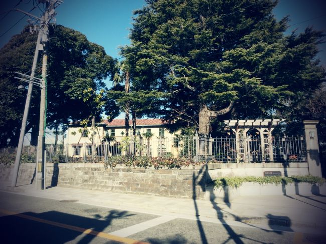 更にまっすぐに進むと左手にベーリックホールが見えます。<br />ここまでの道、オシャレだけど石畳なので足が悪い方は少しきついかもしれません。<br /><br />周囲はおそらく高級住宅街で落ち着いていて静かですし、どことなく西洋風なおうちが多いので歩くのは苦になりませんでした(*^_^*)