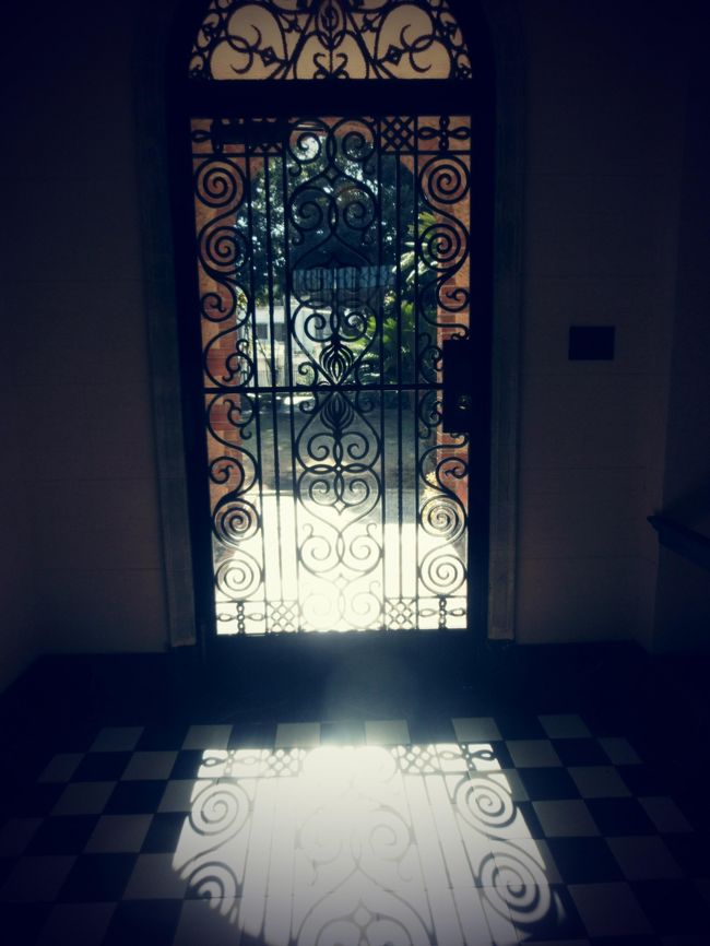 中に入ると格子の柄と光が合わさって、床が幻想的でした