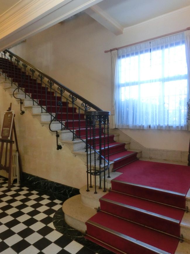 正面玄関前にある階段