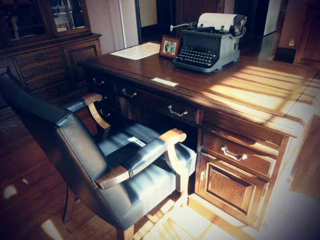 主人寝室となってますが、今は机とタイプライター？が置いてあります