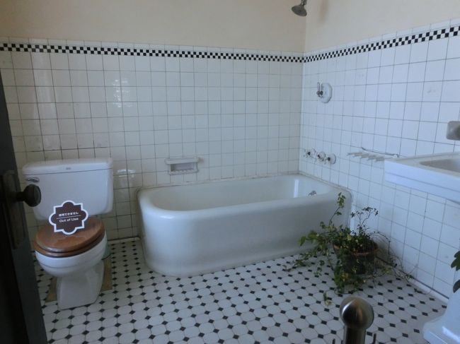 ただしなぜか子供部屋が一番シンプルなバスルーム♪<br />何故か部屋にバスルームがあると怖いと思うのは私だけでしょうか(笑)