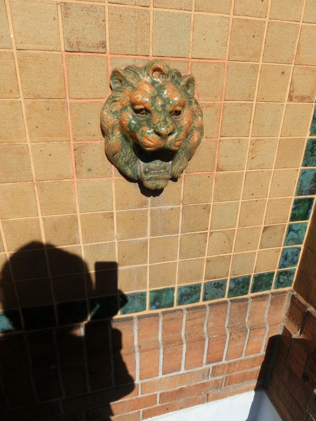 ライオンの口からシャーです(笑)<br />分かりますか？高級なおうちにあるであろう、動物の口からしゃーっと水が出るあれです<br /><br />さてそろそろお腹がすいたので洋館めぐりは切り上げて中華街に向かいます！ベーリックホールを出てまたまた坂を下っていきます。<br />門を出て左ですよ！