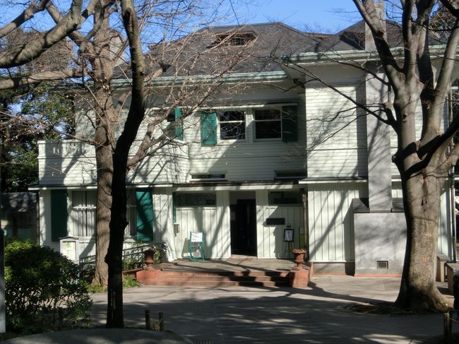 エリスマン邸は、生糸貿易商社シーベルヘグナー商会の横浜支配人として活躍した、スイス生まれのフリッツ・エリスマン氏の邸宅として、大正14(1925)年から15(1926)年にかけて山手町127番地に建てられました。設計は、「現代建築の父」といわれるチェコ出身の建築家アントニン・レーモンドです。<br /><br /> 当時は木造2階建て、和館つきで建築面積は約81坪。屋根はスレート葺、階上は下見板張り、階下は竪羽目張りの白亜の洋館でした。煙突、ベランダ、屋根窓、上げ下げ窓、鎧戸といった異人館的要素をもちながら、軒の水平線の強調など、設計者レーモンドの師匠である世界的建築家F.L.ライトの影響も見られます。<br /><br /> 昭和57(1982)年マンション建築のため解体されましたが、平成2(1990)年元町公園内の現在地(旧山手居留地81番地)に再現されました。1階には暖炉のある応接室、居間兼食堂、庭を眺めるサンルームなどがあり、簡潔なデザインを再現しています。椅子やテーブルなどの家具は、レーモンドが設計したものです。かつて3つの寝室があった2階は、写真や図面で山手の洋館に関する資料を展示しています。また、地下ホールは貸し出しスペースとして、昔の厨房部分は、喫茶コーナーとしてご利用いただけます。