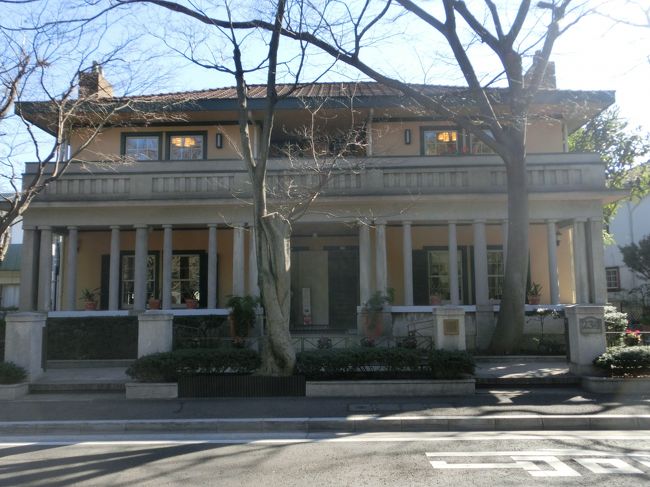 山手２３４番館です。<br />エリスマン邸のななめむかいにあります<br /><br />エリスマン邸の斜め前、山手本通沿いに建つ山手234番館は、昭和2(1927)年頃外国人向けの共同住宅(アパートメントハウス)として、現在の敷地に民間業者によって建設されました。関東大震災により横浜を離れた外国人に戻ってもらうための復興事業の一つとして建てられ、設計者は、隣接する山手89-6番館(現えの木てい)と同じ朝香吉蔵です。<br />建設当時の施設は、4つの同一形式の住戸が、中央部分の玄関ポーチを挟んで対称的に向かい合い、上下に重なる構成をもっていました。3LDKの間取りは、合理的かつコンパクトにまとめられています。また、洋風住宅の標準的な要素である上げ下げ窓や鎧戸、煙突なども簡素な仕様で採用され、震災後の洋風住宅の意匠の典型といえます。<br />建築後、第2次世界大戦後の米軍による接収などを経て、昭和50年代頃までアパートメントとして使用されていましたが、平成元(1989)年に横浜市が歴史的景観の保全を目的に取得しました。平成9(1997)年から保全改修工事を行なうとともに、平成11(1999)年から一般公開しています。1階は再現された居間を中心に山手地区の洋館のパネル展示、2階は貸し出しスペースとして、ギャラリー展示や会議等にご利用いただけます。