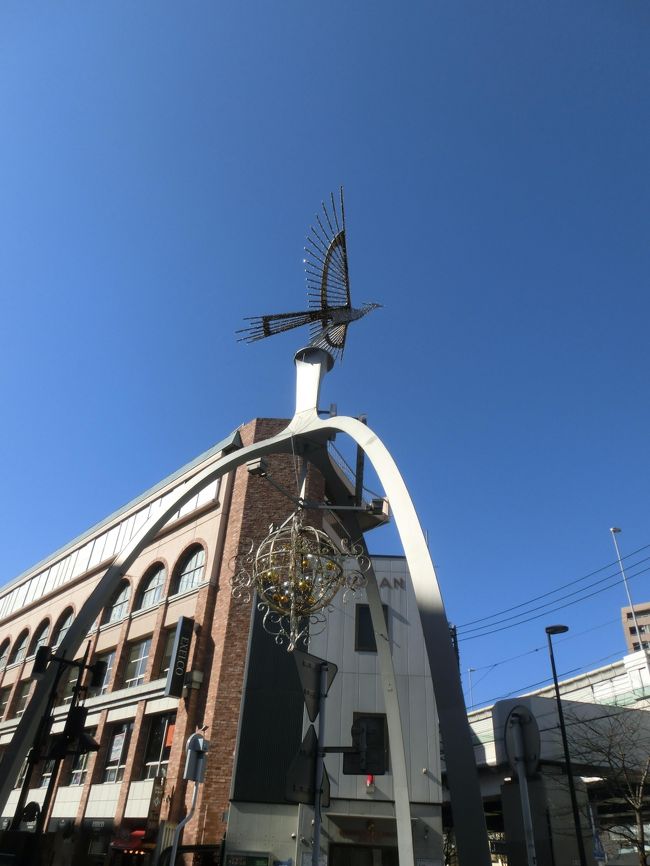 こんな綺麗なモニュメント？があります<br />ただ中華街はこの筋じゃないし分かりにくいので川沿いの道に移動した方が良いかもしれません。このまままっすぐ歩くと右手に川沿いの道に出る道がいっぱいあるので。