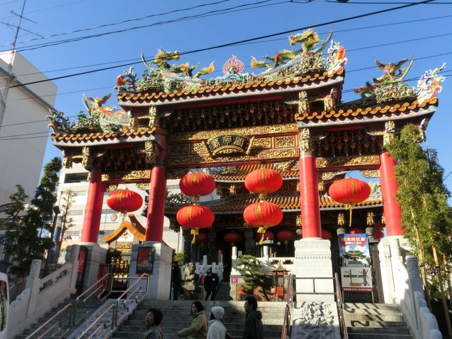 横浜大世界の真ん前の道をまっすぐ進みます。<br />そうすると右手に関亭廟があります。<br />その手前の路地を左に曲がります。<br />少し行くと悟空茶荘があります