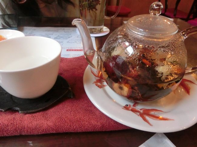 これは八宝茶。<br />色々なものが入っていて、風味的にはフレーバーティーみたいでした。