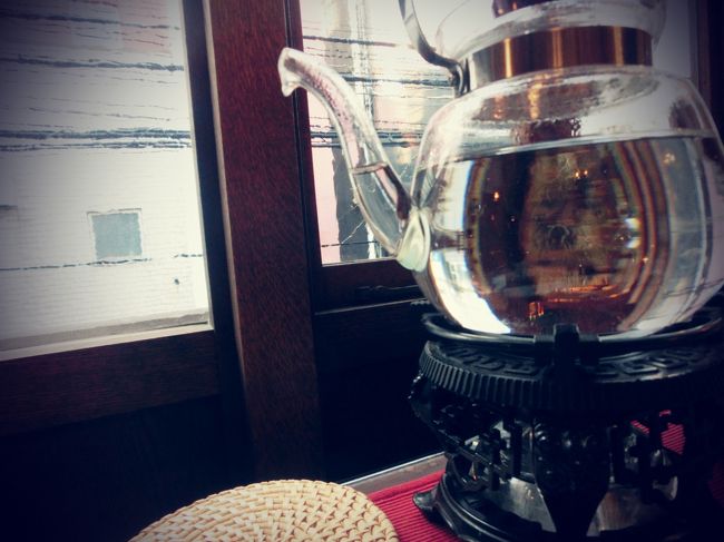 一杯目はお店の方がいれてくれますが、２杯目からは自分で入れてゆっくりできます。お湯もアルコールランプの上においてくれるので温かい！