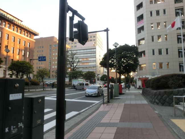 ま、とりあえず突き当りまでまっすぐ歩きます。<br />突き当りで右を向くけど赤レンガなし(笑)