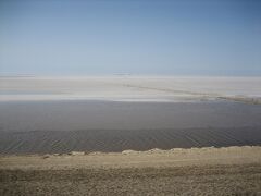 6日目。ドゥーズから路線バスで塩湖を縦断。ショット・エル・ジェリドは、200＊80ｋｍのめちゃくちゃ広い湖。この広大な湖を横断する55ｋｍの道路が一直線に伸びています。
乾季だったので水はすくないけど、めっちゃかっこいい！映画みたいな気分になれます。