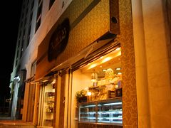 ホテルがあるのは大通り沿いなので人通りも多く、夜間も安心して外出できる。
せっかくなので夜のアンマンを楽しもうと、アンマンで一番オシャレな通りと云われるレインボー通りへ行くことにし、地図を見ながら歩き出す。

写真は、途中にあったベル・ビューホテルの1Ｆに入っているアラブのお菓子屋さん。
お土産用にアラブのお菓子を買いたいと思い入店したのだが、夜ということもあり商品棚の在庫は半分位。残っているのは大きな箱入りのお菓子か、クリームが入ったお菓子で日持ちが心配…で、購入はできなかった。
でも、そんな私達にお店のおじさんは試食用のお菓子をくれて、食べてね。と。
ヨルダンの人は、優しいね〜。

アラブのお菓子は、もっと甘ったるい味を想像していたのだが、実際に食べてみて思ったのは、非常に繊細な甘さであるという事。アメリカ産のお菓子の方がよっぽど甘いかもしれない。