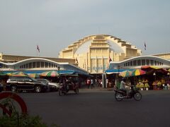 セントラルマーケット。
ぶらぶら歩いて、ここまでくるのに歩いて45分ほど。

ホテルのスタッフが
「歩いて行くの？遠いわよ」と言ってたが、
まったくその通りだった。
トゥクトゥク使えばとちょっと後悔。