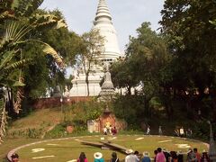 10:00
また市内をぶらぶら歩き、ワットプノンへ。
「プノン」はクメール語で「丘」という意味。
その名の通り小高い丘に建ったお寺。

入場料は4,000R。
