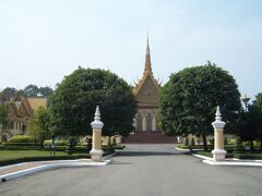 シルバーバコダなど見どころも多い通り。
ただ今回は時間の都合が合わず、
外からちらっと見ただけで素通り。