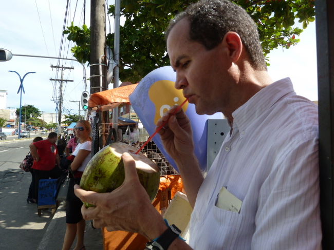 空港のローカルバス乗り場は、分かりにくい場所にあった。<br />バスは、エアコンがきいていた。しかし15分走った街中でストップ。<br />ドライバーが、乗客に説明している。<br />無論、愛走路に分かるはずがない。最後から2番目にバスから降りる。<br />最後の一人は暑い中座席で寝ている。<br />故障らしい。<br />「次のバスがくるまで待つのさ！」<br />誰も文句なんていわない。こんなことは<br />日常茶飯事なんだろう。<br />1.5レアルのヤシの実を飲んでいる