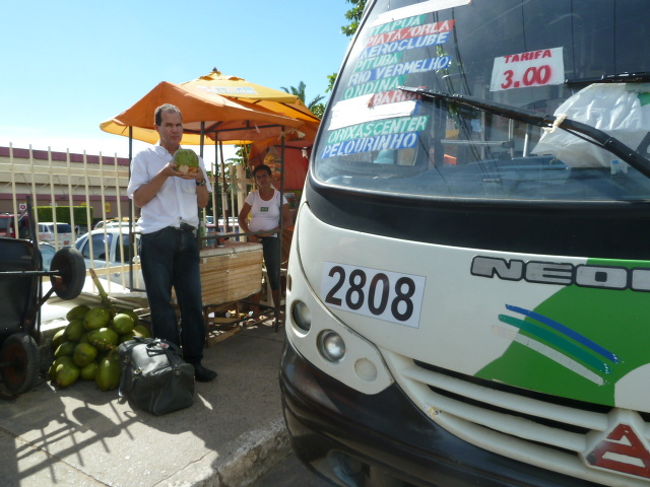 炎天下<br />30分待った所へ<br />次のバスがきた。<br />タクシーなら15分。<br />2時間かけて到着。<br />エアコン無しのバスだと1.5ﾚｱﾙだが、<br />スリが多いのでやめなさいと注意されたので・・・。<br />この３レアルのバス。<br />まーしょうがないか？？<br />降りるさいドライバーさん<br />指さして、今晩のホテルをを教えてくれました。