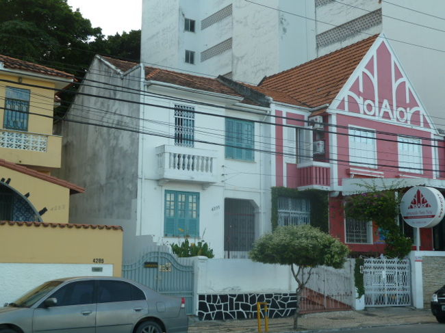 海岸道路を右折すると<br />ホテルが見えた<br />ピンクの建物