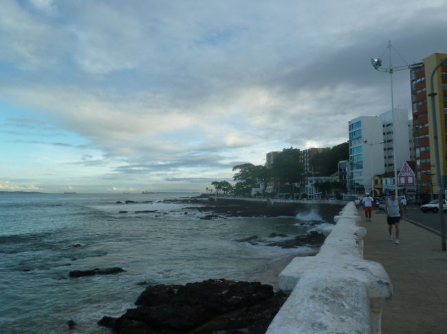 海岸道路<br />空港から旧市街へ<br />ローカルバスは、<br />この路を走る。