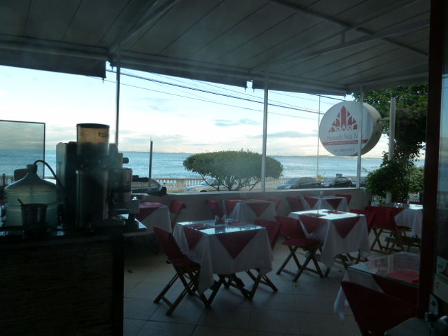 通りに面して<br />ホテルの看板が目をひく