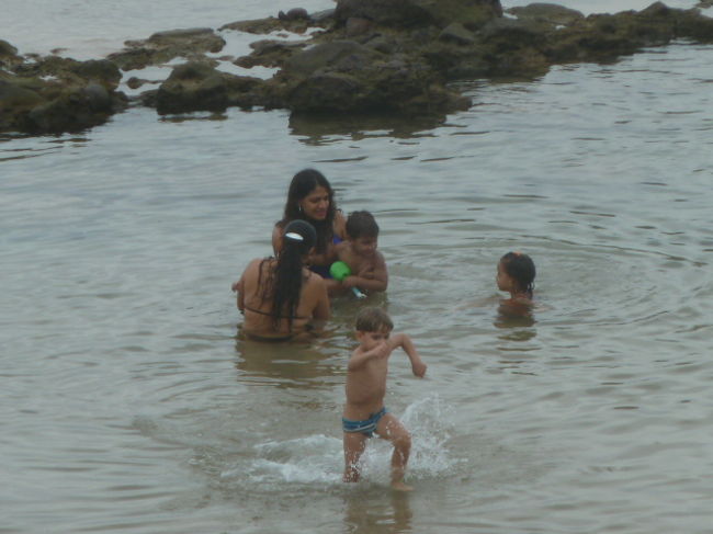 この環境では<br />子どもたちも<br />海が好きになる。<br />諸聖人の湾内は、汚れがひどい。<br />この場所は、大西洋側の岩礁内