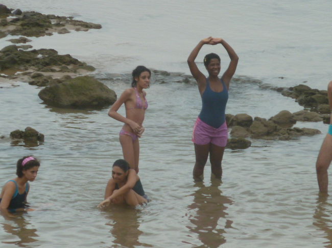 岩礁の中は<br />海水が温かい<br />子供たちも<br />安全に遊んでいる。