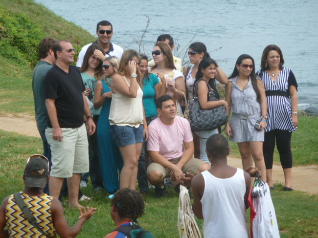 観光客が灯台をバックに記念撮影