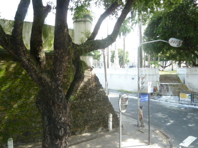 旧市街地へ<br />急坂が多い