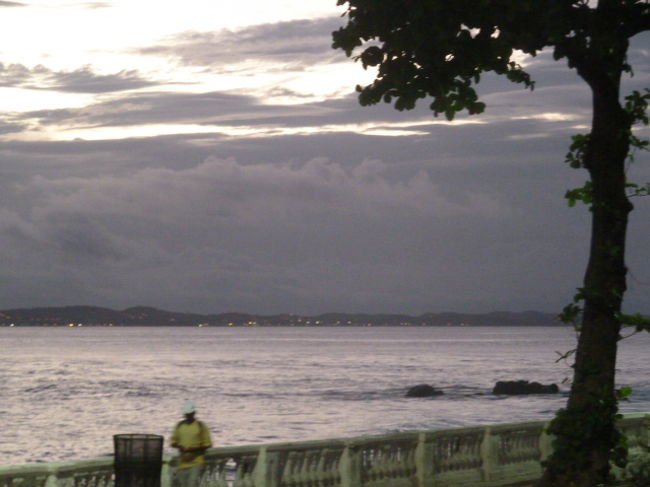 湾内は穏やかだが<br />泳げる海ではない