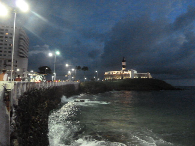 海岸通りは、街灯で明るい<br />要塞兼灯台が、大西洋と諸聖人の湾の境。