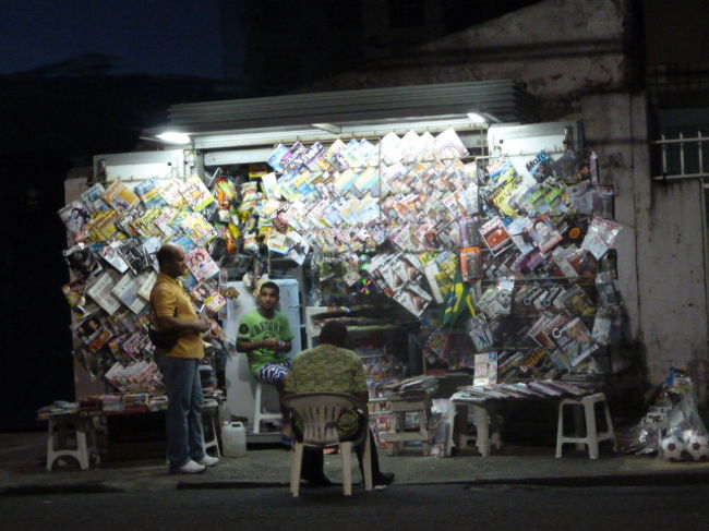 夜でもお店を開けている
