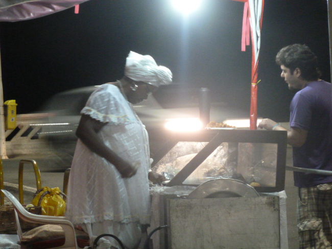 岬の目の前で<br />露店を出している<br />陽気なおばさん。