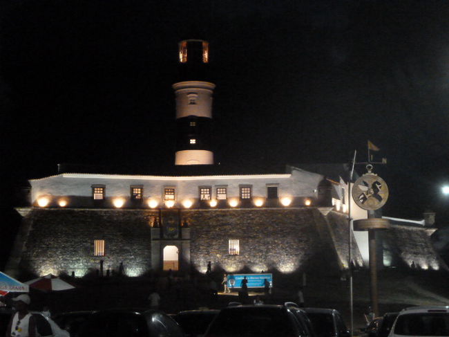 バーハ要塞のライトアップ<br />この岬から手前が<br />諸聖人の湾<br /><br />1832年2月29日　ダーウインを乗せたイギリス軍艦　ビーグル号が<br />この諸聖人の湾に入っている。