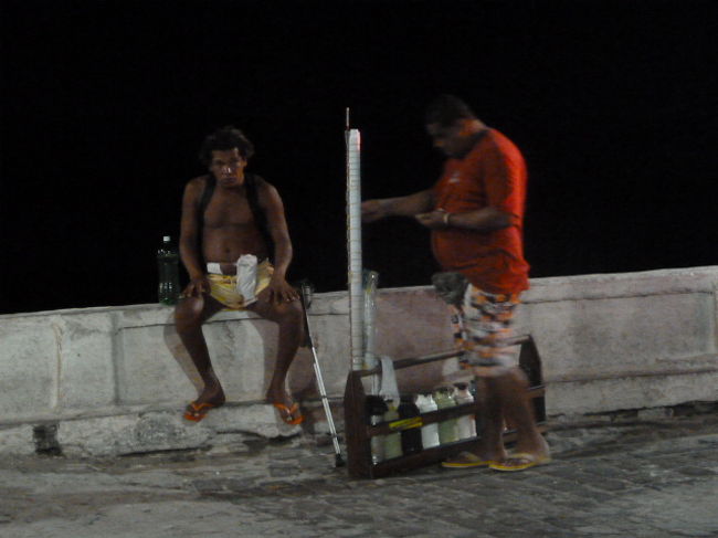 夜の岬<br />涼みにやってくる地元の人々