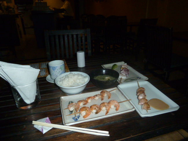 　　エビ串　6.50<br />　　いかくし6.50<br />にんにく串　4.10<br />　　味噌汁　3.50<br />　　御茶　　3.00<br /><br />昨日は、パタゴニア産牡蠣。<br />二晩お世話になった。<br />　奥さまも調理場からできて<br />　挨拶をしてくださった。