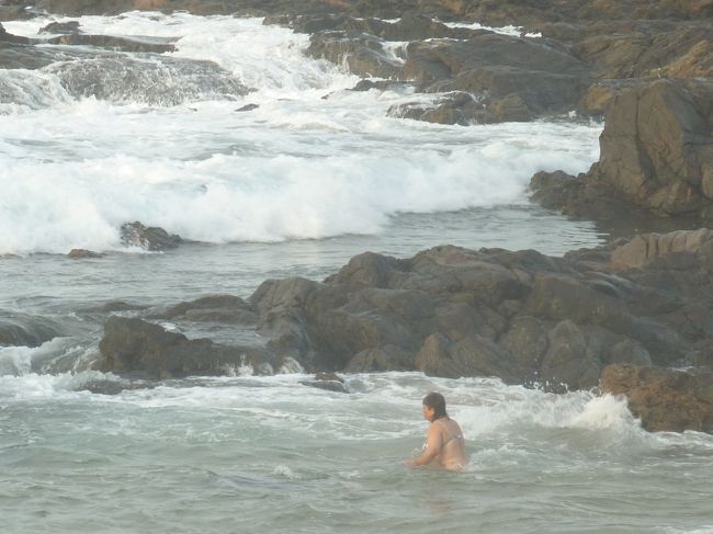 それでも<br />朝から<br />海に入る人がいる。