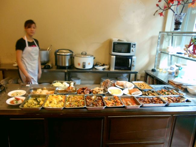 店先に、お料理が並べられていますが<br />すぐに、奥の席へと案内されてしまいました。<br /><br />あれ？<br /><br />ここって、コム・ビン・ザンじゃないの？