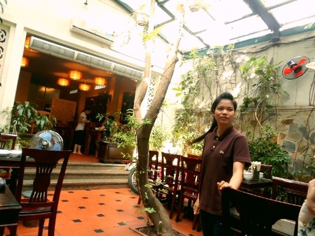 入り口は狭いものの、<br />中に入ると店内は広くて明るく、<br />とても開放的でした。<br /><br />席に着くと、さっとメニューが渡されます。<br />