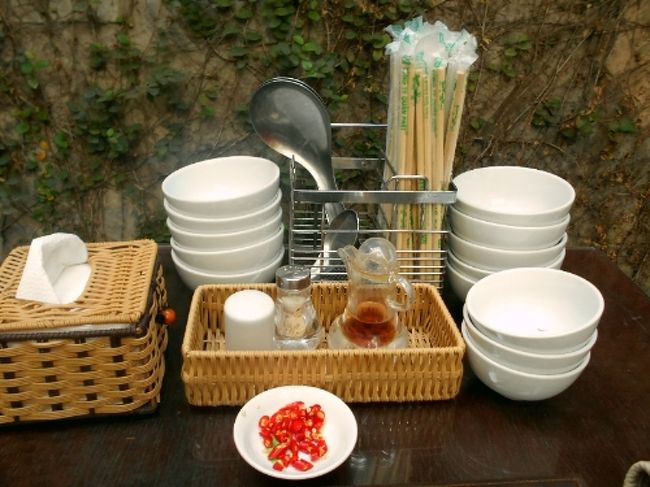 テーブルの上に置かれたお茶碗やお箸など。<br />こういうのは、どこの店も一緒ですね。