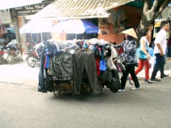 たくさんの洋服を運ぶおばちゃん。<br /><br />お客さんが洋服を選ぶときは<br />どうやって選ぶんだろう？