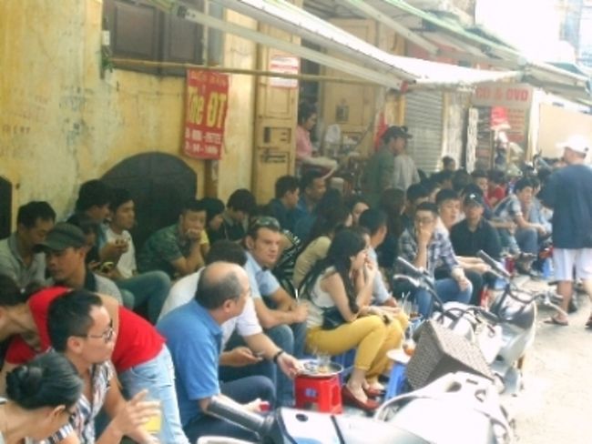 ここにも、大勢のひとがたむろする<br />カフェ発見！<br /><br />みんなカフェが好きだねえ。<br />隣の人と、肩がくっついちゃってるよ〜。