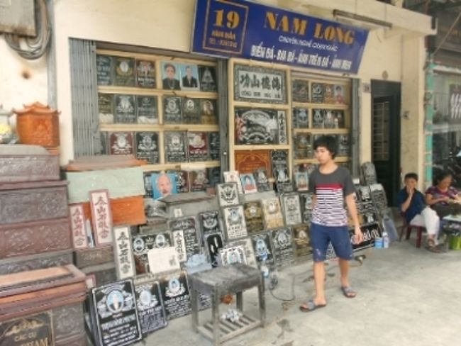 これは、葬儀のための墓石です。<br />故人の顔を写真を基に忠実に彫刻するらしいです。<br /><br />いや、いまはプリント技術とかもあるのかな？