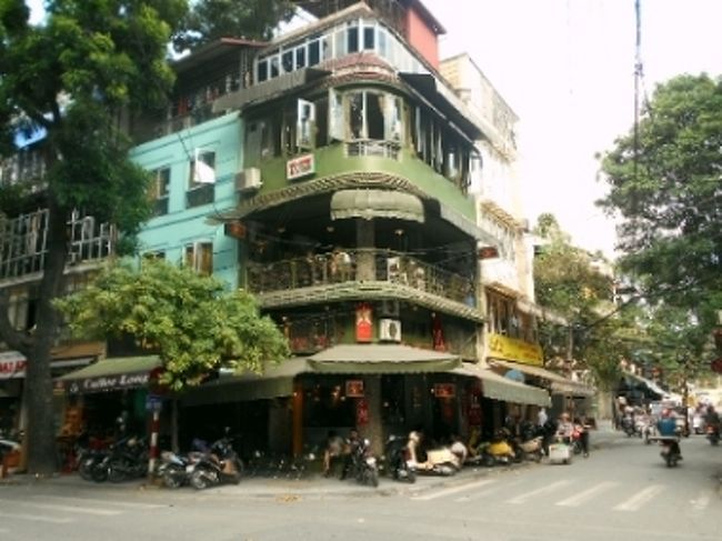 なんとハノイ36通りにも<br />コン・カフェを発見しました。<br /><br />けっこう大きいねえ。<br />ここにも入ってみたかったけど<br />時間がなかったので、今回はスルーします。