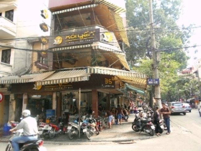 ちょっと離れたところから振り返ってみたら<br />なんと、けっこう大きなお店でした。<br /><br />店の名前は「XOI YEN（ソイ・イエン）」<br />店内でも飲食可能のようで、<br />そういうお客さんは、２階へと上がっていきます。<br /><br />私たちは、ひとつだけテイクアウトしてみました。