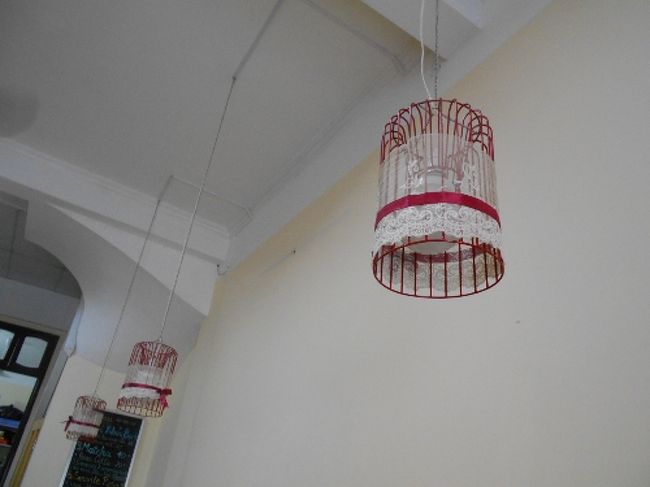 こんなかわいいランプシェイドもあります。<br />まるで鳥かごみたいですね。<br /><br />でも、なんとな〜く殺風景なのよね、店内。