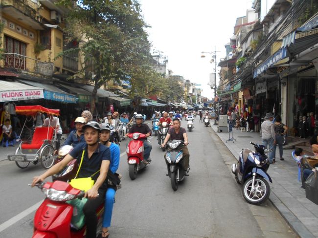 通りを渡りながら、写真を撮ってみました。<br /><br />最初は、どうやったらこのバイクの川を渡ればいいんだろうと思っていたのに<br />慣れてくると、こんな芸当もできるようになっちゃいました。