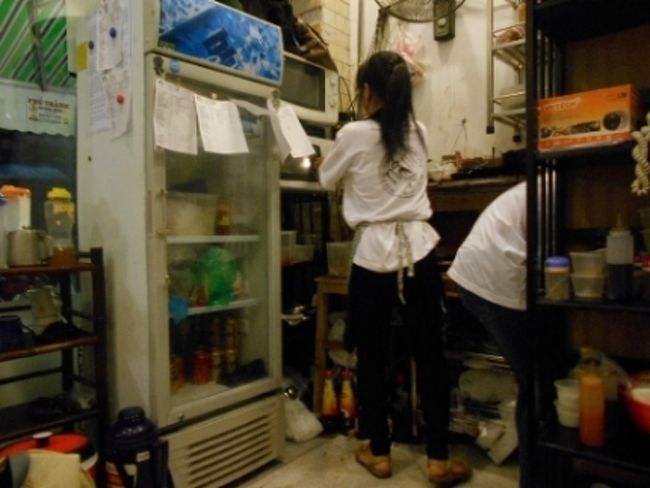 テーブルのわきには厨房・・・かな。<br /><br />よく見たら、さきほど満席で断られた店と<br />裏でつながっていたようです。<br />やっぱり同じ店だったんだね。<br /><br />お店のシステムは<br />一覧表の、食べたい料理の欄に<br />数字を書き込んでいって、お店のひとに注文するらしい。<br /><br />でも、ぜんぶ、ベトナム語でしか書いてありません。<br /><br />こうなったら「おすすめプリーズ！」でいくしかないでしょう。