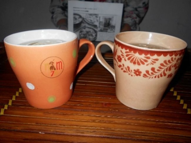 そうして、まず飲み物はチャー・ダー２つ。<br />蓮茶のアイスティです。<br /><br />チャー・ダーが入ったカップも<br />女の子が好みそうなかわいいカップ。<br /><br />左側には　ナムバイサウのロゴも。