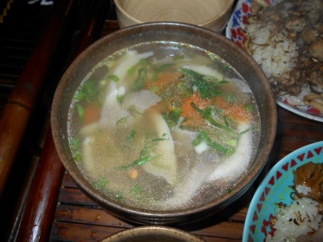 お姉さんおすすめのキノコスープ。<br /><br />これはもう、本当においしくて<br />食レポするのも忘れるくらいに<br />夢中で、食べてしまいました。